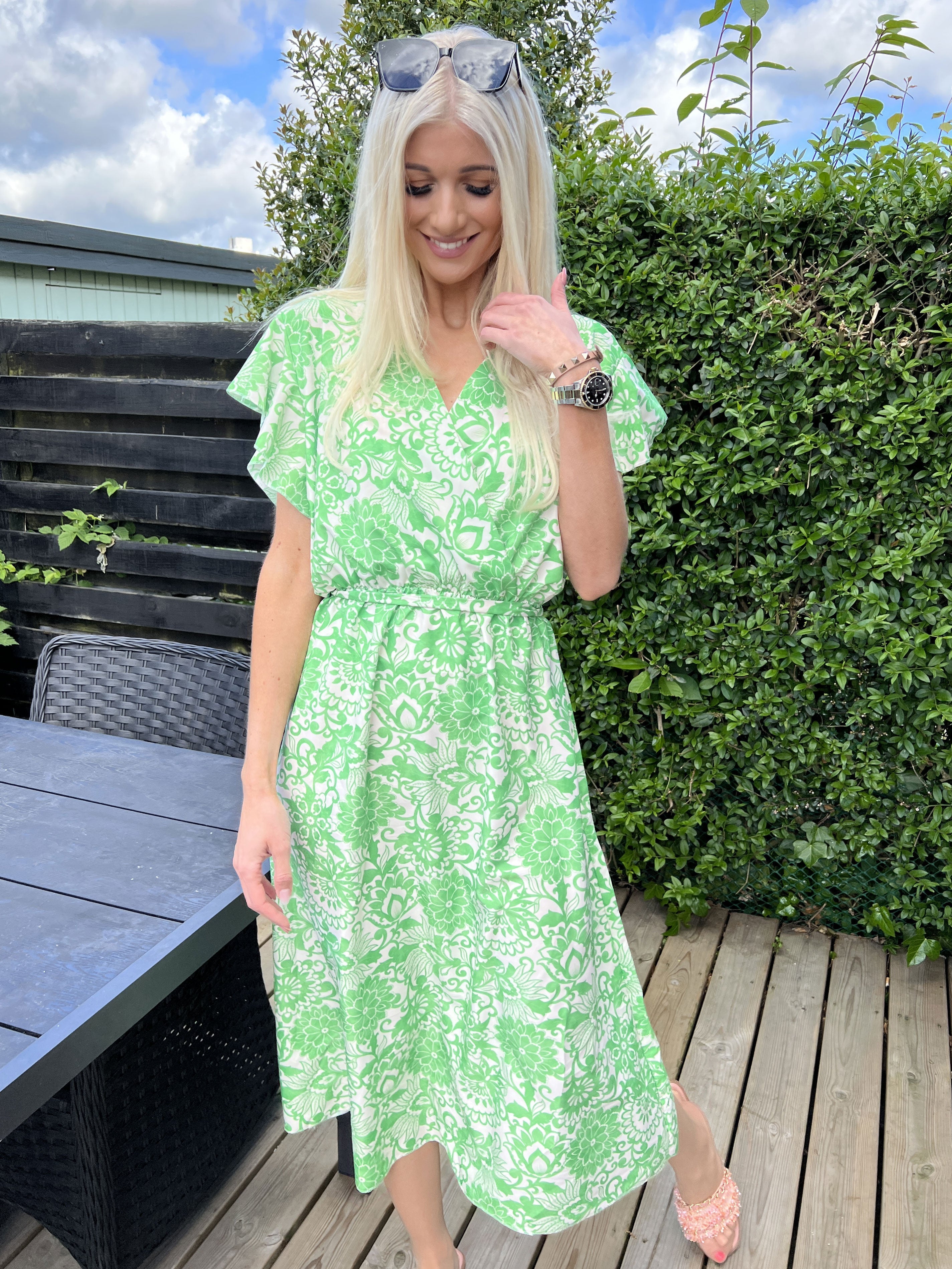 Ayla - Lång blommig klänning med volangärmar